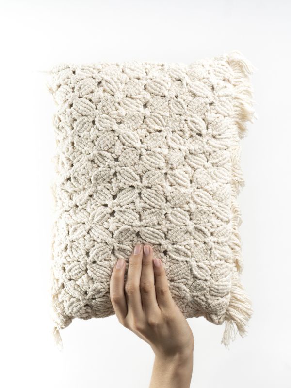cojín macramé flores